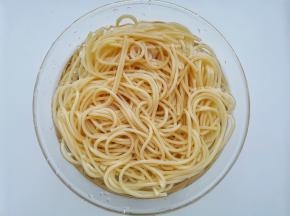 青红椒洋葱切丝，锅中烧开水加意面煮10分钟，捞出泡凉开水中备用。