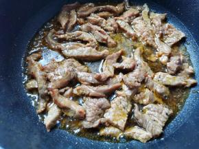 起锅热油，下牛肉滑炒熟盛出，