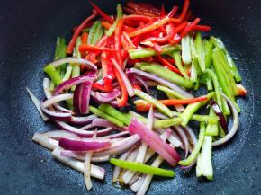 倒入青红椒和洋葱丝，