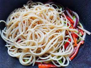 加入煮好的意面翻炒一分钟，