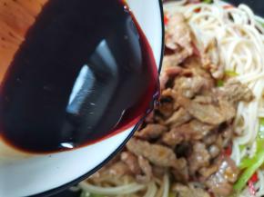 淋入黑椒酱汁，