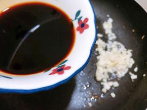 等蒜末微微发黄后倒入调好的料汁