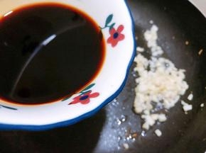等蒜末微微发黄后倒入调好的料汁