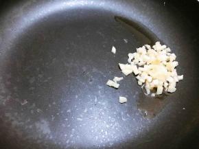 锅里加入少许花生油，加入蒜末爆香