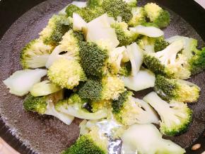 锅里烧水，水开后加入西兰花，滴入2滴花生油焯至西兰花断生后捞出