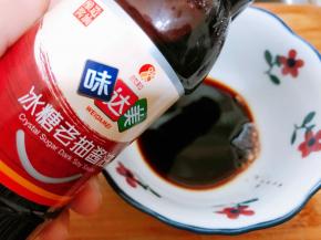 加入0.5勺冰糖老抽