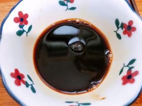 再加入2勺清水搅拌均匀备用