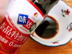 先调一个料汁
碗里加入2勺特级生抽