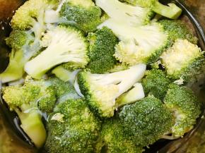 西兰花切成小朵淘洗赶紧，用淡盐水浸泡半小时