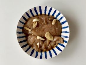 把鸡胸肉洗净，从中间最厚处切开，用肉锤或刀背拍打一下鸡胸肉，这样更容易入味。然后加入葱姜片、2勺料酒，2勺生抽、适量黑胡椒粉，抓匀，按摩片刻，然后盖上保鲜膜腌制2小时，隔一夜会更入味。