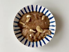 把鸡胸肉洗净，从中间最厚处切开，用肉锤或刀背拍打一下鸡胸肉，这样更容易入味。然后加入葱姜片、2勺料酒，2勺生抽、适量黑胡椒粉，抓匀，按摩片刻，然后盖上保鲜膜腌制2小时，隔一夜会更入味。