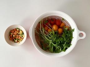 把红橙两色的樱桃番茄和芝麻菜洗净，冷冻什锦蔬菜粒拿出冰箱解冻。