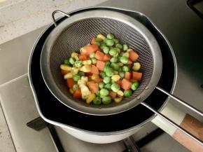 什锦蔬菜粒焯水后沥干。