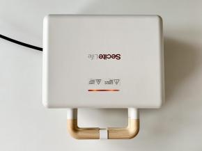 三明治机用条纹烤盘，插上电源预热。