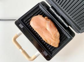 油热后，把腌制好的鸡胸肉放入烤盘。