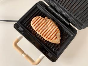 盖好三明治机，热压5分钟。