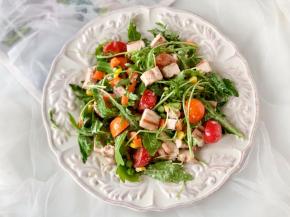 吃的时候把烤鸡胸肉切成小块，淋上你喜欢的沙拉酱或油醋汁，拌匀就可以吃了。