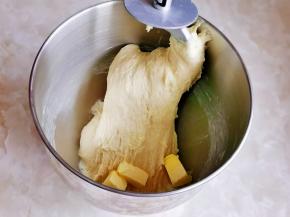 一个小程序结束后，面团处于扩展阶段，加入黄油，再次启动厨师机3档，揉出不容易破的手套膜即可停止。