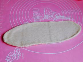 取一块面团用擀面杖擀长舌状。