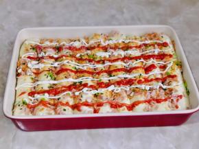 撒上培根碎，肉松，葱花，再挤上沙拉酱，番茄酱。