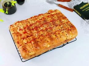 烤好后取出烤盘，趁热脱模。