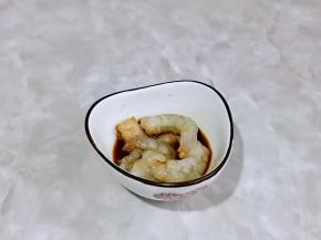 虾仁处理好后，加入料酒，1小勺生抽抓拌均匀，腌制5分钟。