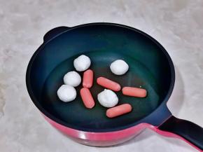 锅中加入纯净水，再加入丸子香肠。