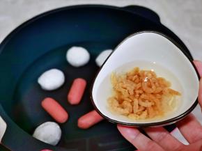加入泡好的海米。
