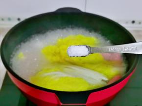 按个人口味加入盐。