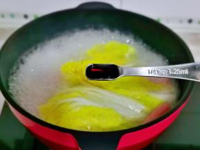 加入1小勺生抽煮1分钟。