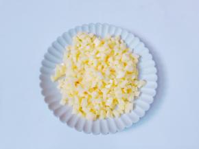 土豆削皮切块再切成小丁。