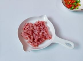 猪肉剔除筋膜，再切成小丁。