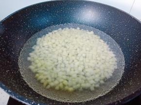 锅里水开放入土豆丁炒水至熟。