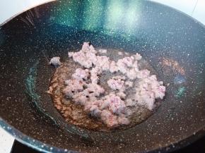 锅里放适量的食用油，油热放入猪肉丁翻炒。