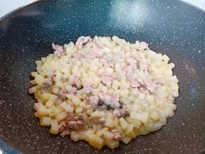 待猪肉丁炒至变色，放入土豆丁。