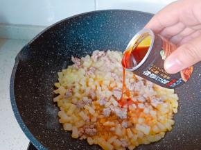 加入麻婆豆腐调味料35克【能够吃辣的可以全部放下去】