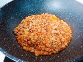 将调味料炖一分钟。