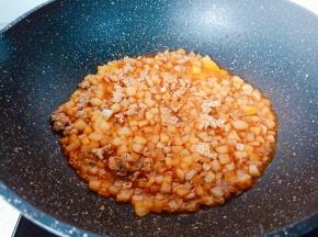 将调味料炖一分钟。