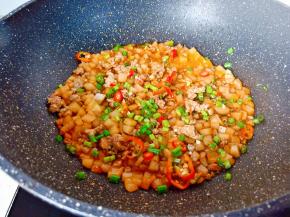 放入青红椒丁。