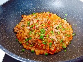 放入青红椒丁。