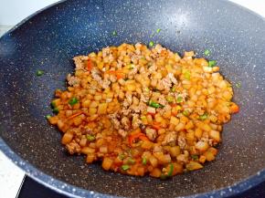 待青红椒丁断生就可以出锅。