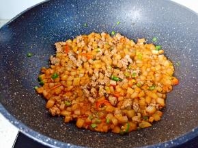 待青红椒丁断生就可以出锅。