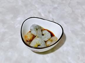 虾仁处理好后，加入料酒，生抽抓拌均匀腌制8分钟。