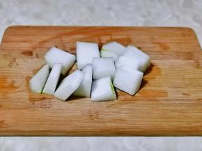 冬瓜去皮洗干净，切小块。