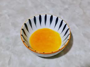 鸡蛋磕碗里打散。