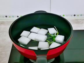 锅中加入纯净水，小葱去皮卷起来，再加入切好的冬瓜大火烧开。