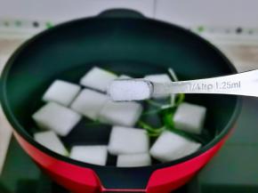 按个人口味加入盐，将冬瓜煮软。