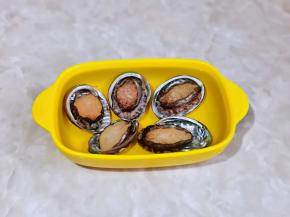 小鲍鱼盐水泡20分钟。