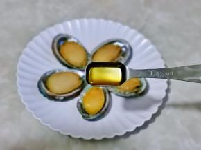 摆盘淋上料酒。