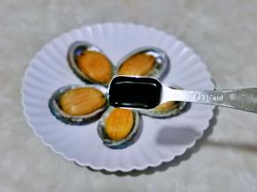 加入蚝油腌制10分钟。